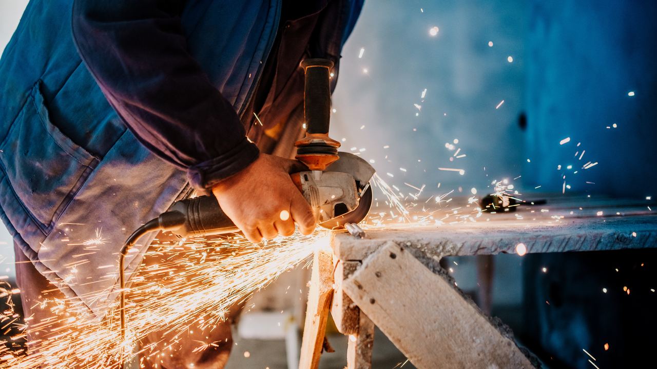 Metal işleme atölyesinde kesim yapan operatör