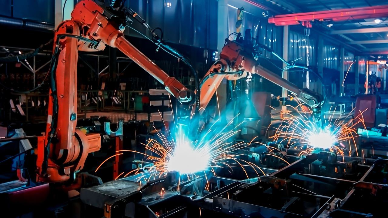 Otomotiv fabrikasında robotik kaynak hattı